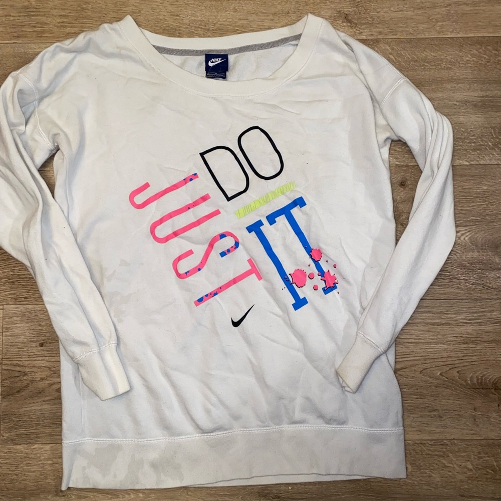 Vintage Nike White Sweatshirt with Vibrant Graphic